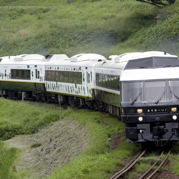 JR九州観光列車阿蘇あそぼーい